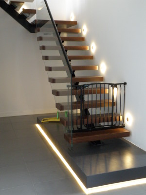 Inteligentne oświetlenie schodów. Sterownik schodowy LED. Inteligentne sterowanie domem. Inteligentny dom Magdalenka